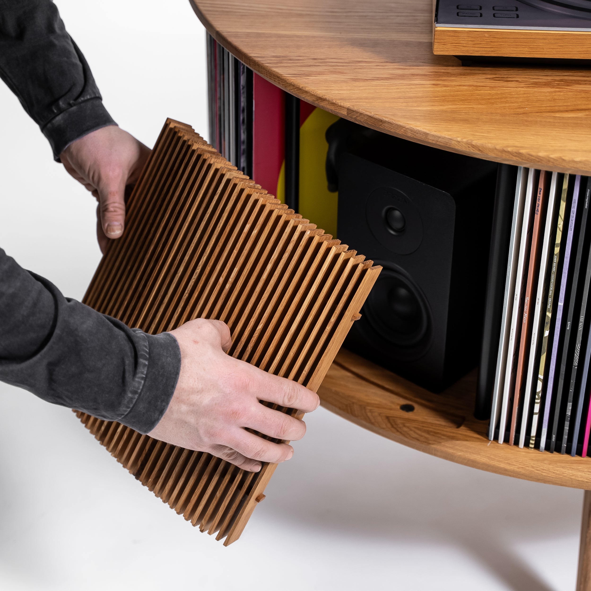 Vinyl opbevaring i egetræ | Display LUNA – Kristian Juul