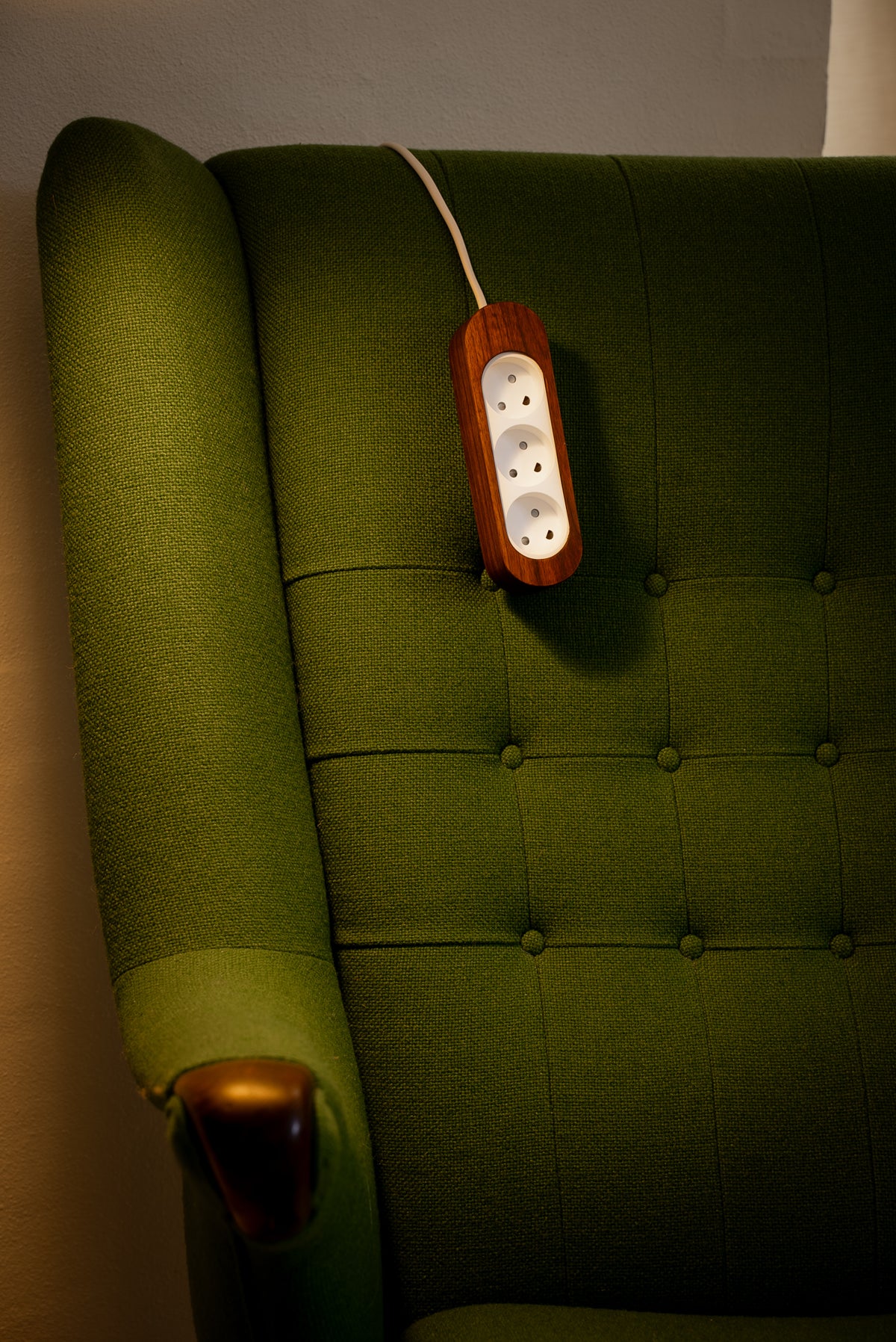 Power strip in wood – Walnut